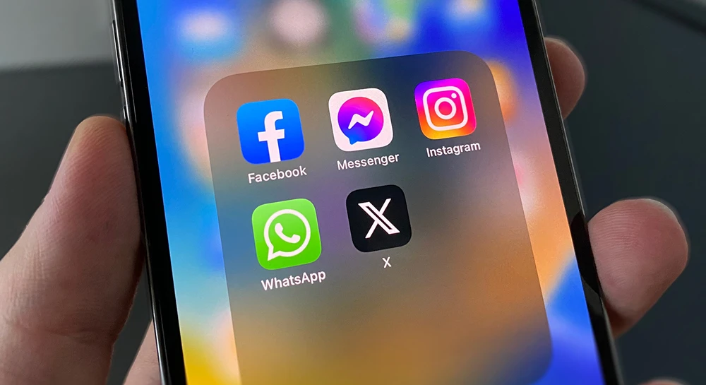 Smartphone screen displaying multiple messenger app icons including Facebook Messenger and WhatsApp